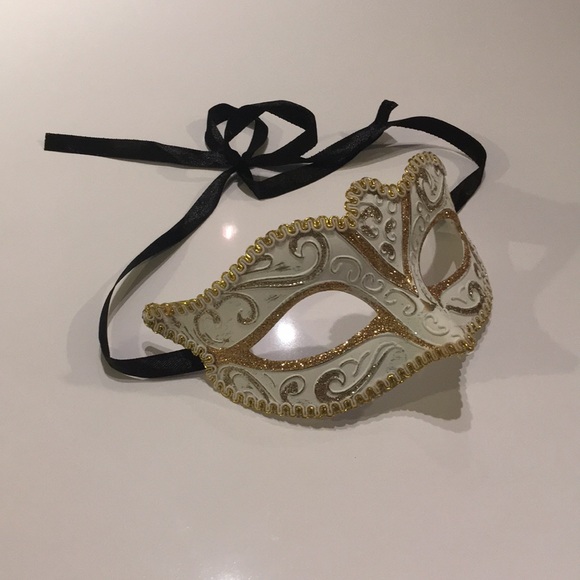 White Masquerade Mask - Picture 11 of 13